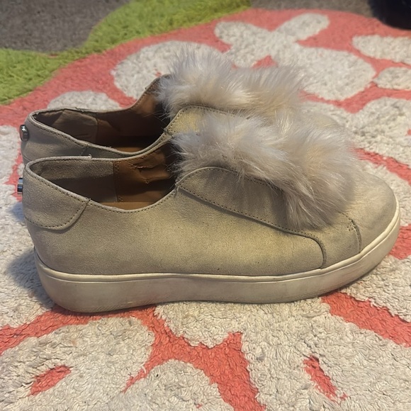 Steve Madden tan shoes with fur pom Pom - Picture 4 of 12